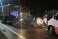 Em meio às chuvas, caminhão do Exército bate em carro e deixa 3 mortos em Esteio (RS)