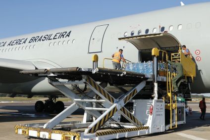 Água foi enviada por meio de avião da FAB