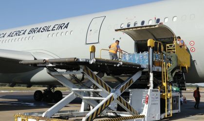 Água foi enviada por meio de avião da FAB