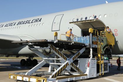 Água foi enviada por meio de avião da FAB