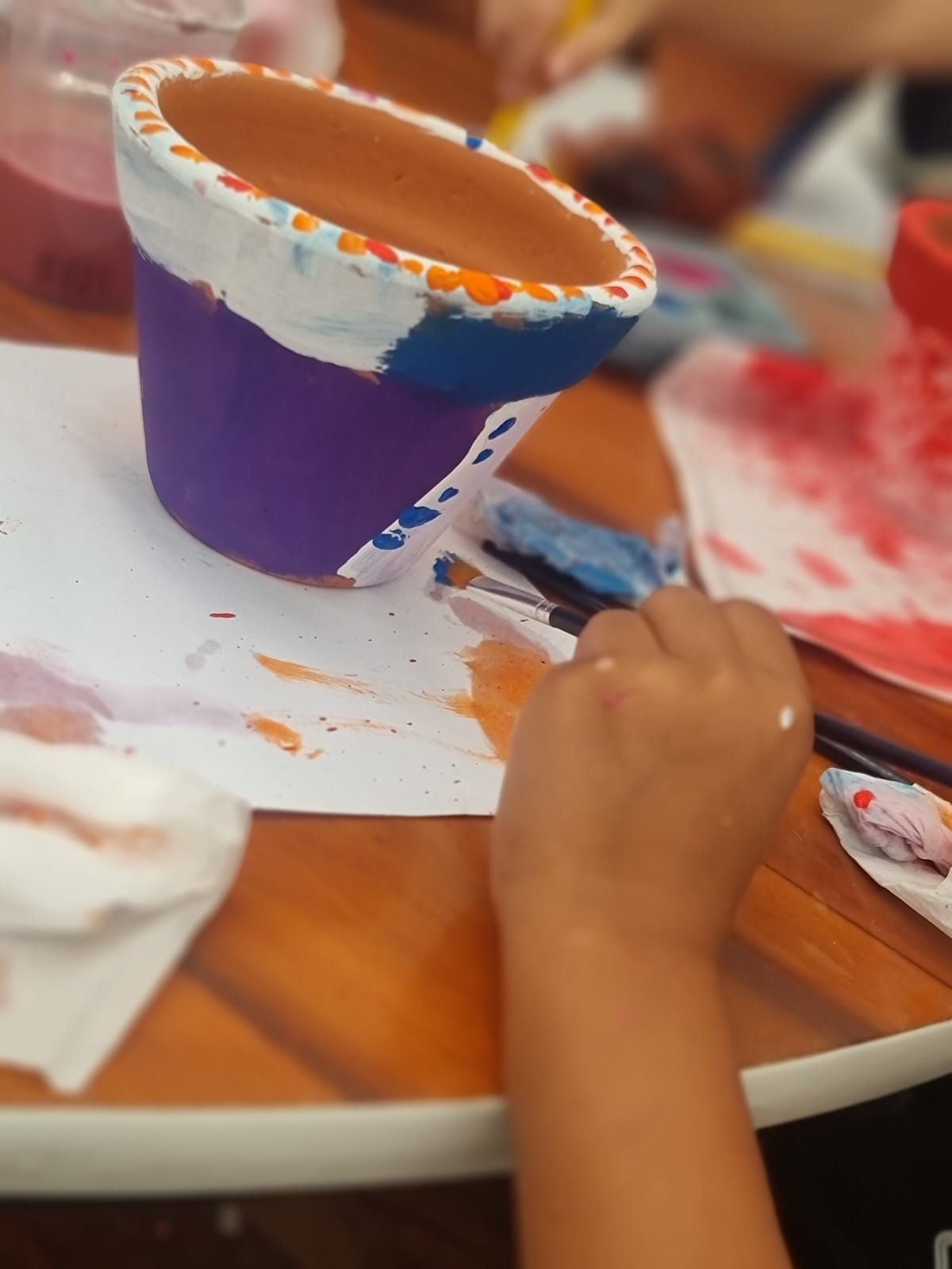 Crianças pintaram vasos para presentear as mães em abrigo de Porto Alegre / Arquivo pessoal