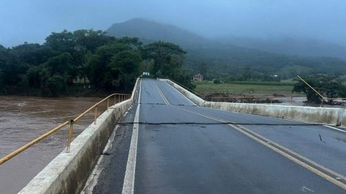 Ponte destruída após forte chuva em Lajeado (RS)