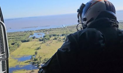 Helicóptero faz sobrevoo para entregar donativos na região das ilhas