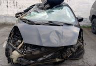 Carro com 24 tabletes de maconha capota na Via Dutra em SP