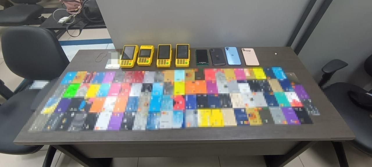 Cartões e máquinas apreendidas com os criminosos após a Virada Cultural