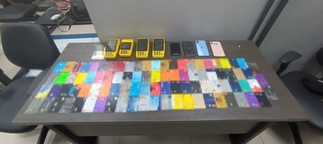 Cartões e máquinas apreendidas com os criminosos após a Virada Cultural