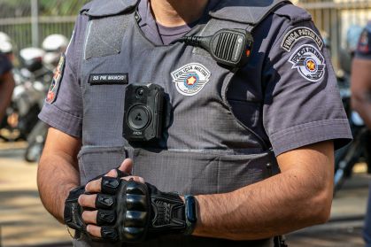 Câmera corporal em farda de policial militar de São Paulo