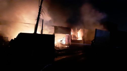 A ação dos bombeiros é contínua para apagar às chamas, pois o material do local é altamente inflamável