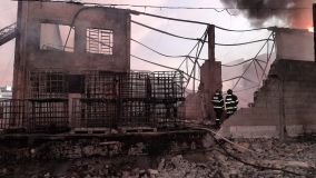 Com as chamas um pouco mais controladas, bombeiros entram no galpão em fase de rescaldo