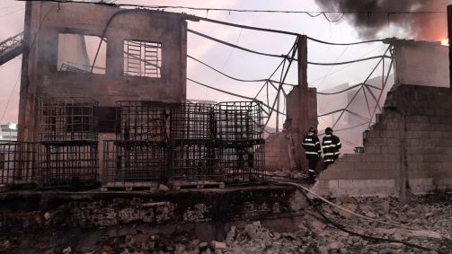 Com as chamas um pouco mais controladas, bombeiros entram no galpão em fase de rescaldo