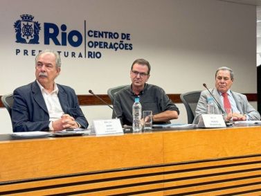 Presidente do BNDES, Aloizio Mercadante (esq.), prefeito do Rio de Janeiro, Eduardo Paes (c.), presidente da ABNT, Mário Wiliam Esper