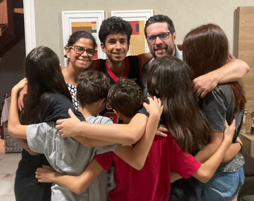 Eduardo Pires com os filhos; um biológico e cinco adotivos / Arquivo pessoal