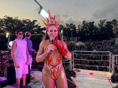 Alinne Rosa se apresenta vestida de fogo na Micareta São Paulo