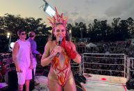 Alinne Rosa puxa trio vestida de fogueira em SP: “Fogo não me falta”