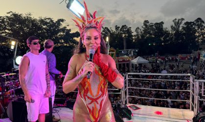 Alinne Rosa se apresenta vestida de fogo na Micareta São Paulo