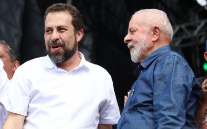 Lula e Boulos durante ato do Dia do Trabalhador na Neo Química Arena, estádio do Corinthians, em São Paulo