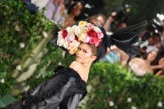 Segundo figurino usado por Zendaya no Met Gala 2024 destacou tons escuros