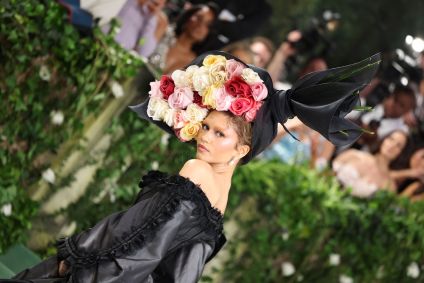 Segundo figurino usado por Zendaya no Met Gala 2024 destacou tons escuros