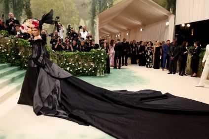 Zendaya &quot;brincou&quot; com elementos de bem e mal nos dois figurinos que usou no Met Gala 2024