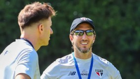 Zubeldía em treino do São Paulo antes de encarar o Águia de Marabá-PA