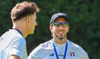 Zubeldía em treino do São Paulo antes de encarar o Águia de Marabá-PA