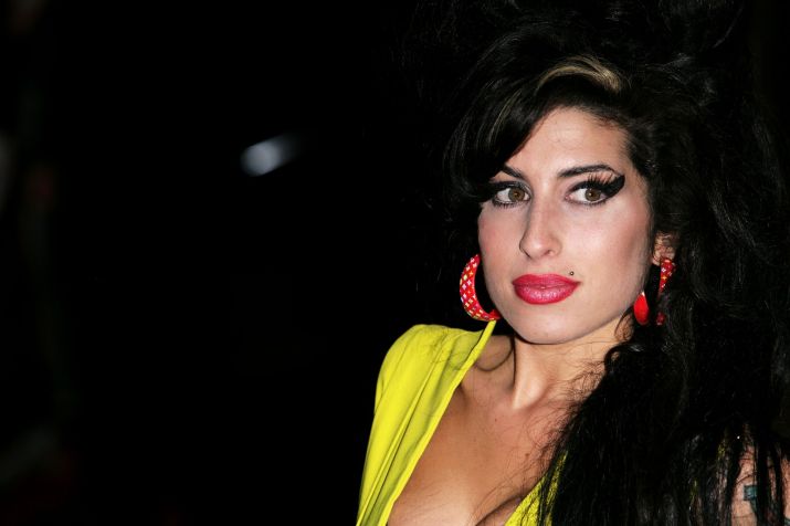 Amy Winehouse com acessórios oversized / Gareth Cattermole/Getty Images