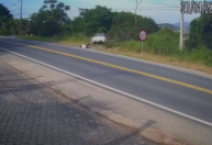 Vídeo: casal pula de carro em movimento antes de veículo cair em ribanceira