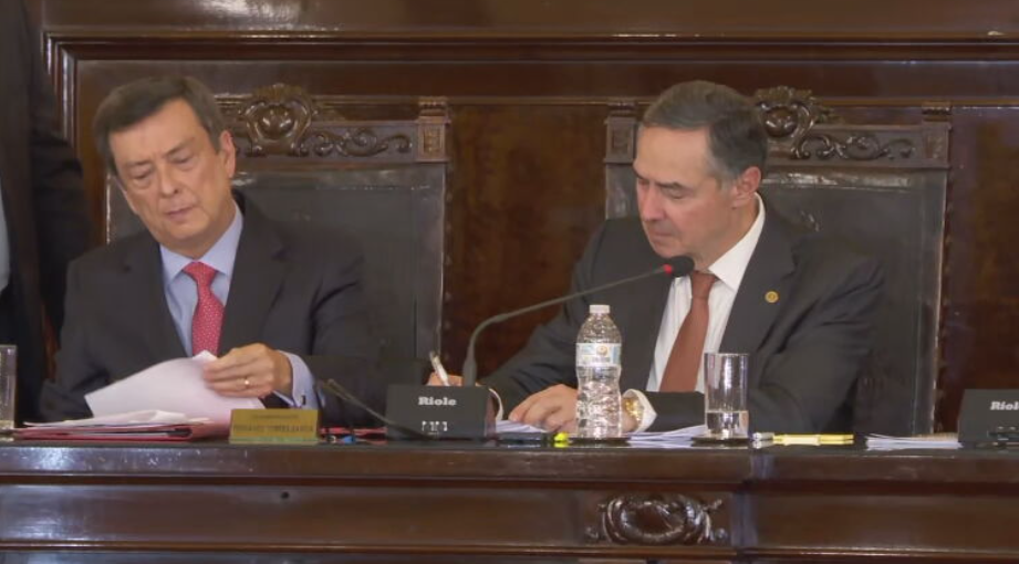 Assinatura de acordo por Barroso no TJ-SP