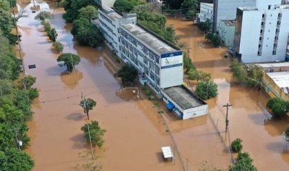 Prédio da Escola de Administração da Universidade Federal do Rio Grande do Sul (UFRGS) alagado pelas chuvas