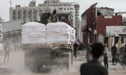 Centenas de caminhões de ajuda humanitária entram em Gaza, afirma Israel