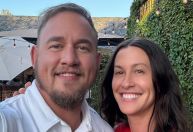 Alanis Morissete celebra 14 anos de casamento e posta foto rara com o marido