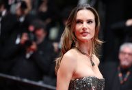 Alessandra Ambrosio posa no tapete vermelho do Festival de Cannes; veja