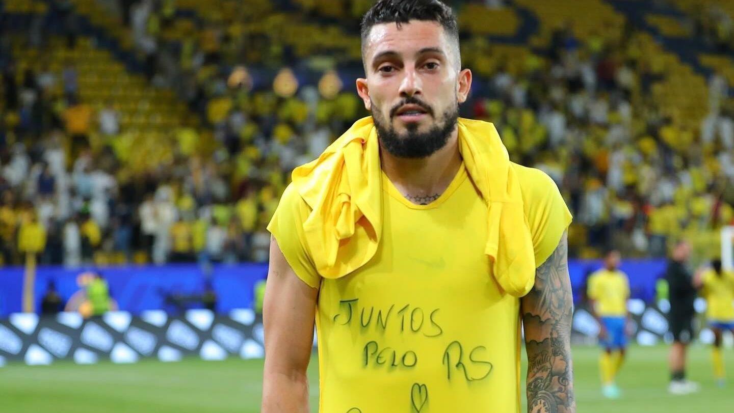 Alex Telles usou uma camiseta em jogo do Al-Nassr com uma mensagem para as vítimas do RS