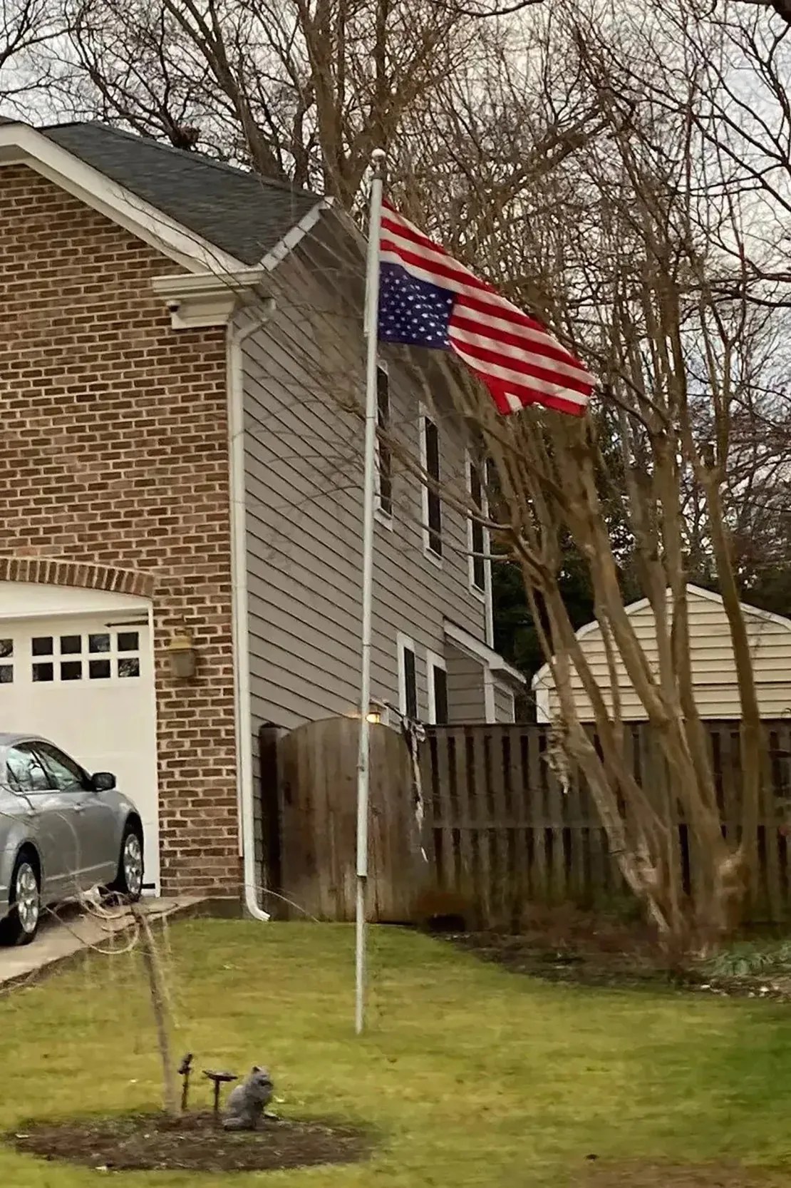 Foto obtida pelo The New York Times mostra uma bandeira invertida na residência do juiz Samuel Alito em 17 de janeiro de 2021, três dias antes da posse de Joe Biden / The New York Times