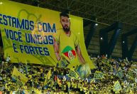 Torcida do Al-Nassr faz bandeirão com mensagem de apoio ao RS