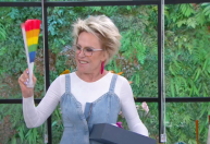 Ana Maria aprende a bater leque e internet reage: 