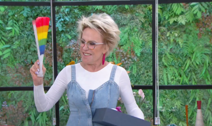 Ana Maria aprende a bater leque e internet reage: "Diva"