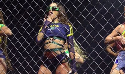 Anitta durante apresentação da turnê em Los Angeles