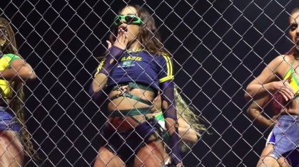 Anitta durante apresentação da turnê em Los Angeles