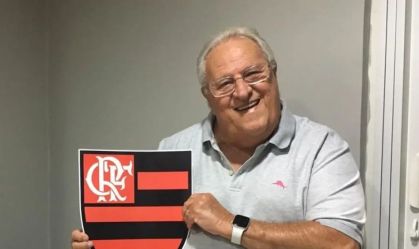 Apolinho com o escudo do Flamengo