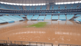 Gramado da Arena do Grêmio foi tomado pela água das chuvas no RS