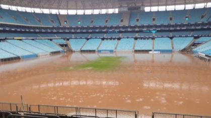 Gramado da Arena do Grêmio foi tomado pela água das chuvas no RS