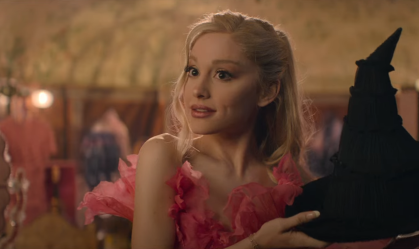 Ariana Grande diz que Glinda, de "Wicked", é queer: "Ama tanto a Elphaba"