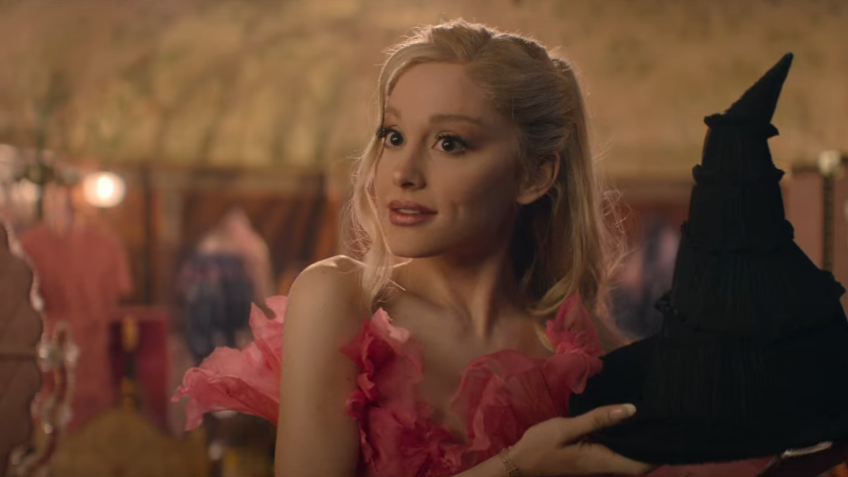 Ariana Grande em trailer de "Wicked" / Reprodução/YouTube/Universal Pictures