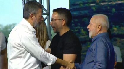 Arthur Lira (PP-AL) e Luiz Inácio Lula da Silva (PT), presidentes da Câmara dos Deputados e da República, apertam as mãos em evento em Alagoas, em 9 de maio de 2024