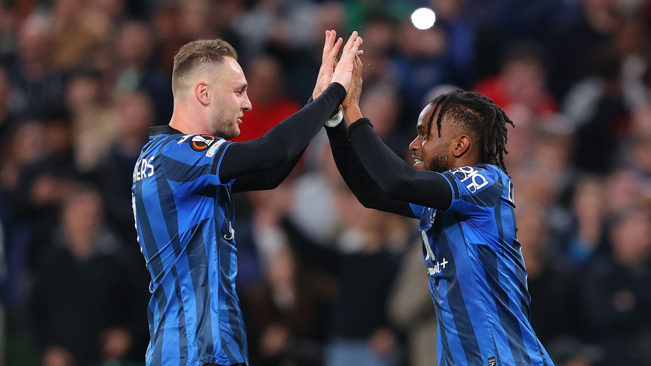 Ademola Lookman comemora com Teun Koopmeiners o terceiro gol da Atalanta, campeã da Europa League sobre o Bayer Leverkusen. Lookman foi o nome do jogo marcando os três gols da vitória da Atalanta.