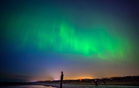 Aurora boreal vista em Crosby Beach, em Liverpool , na Inglaterra