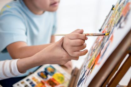 Criança pintando quadro