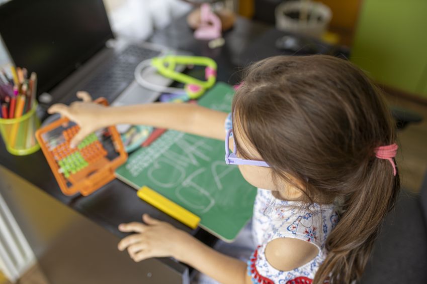 Crianças com autismo devem ter atenção especial para melhor educação / Dusan Stokovic/ Getty Images