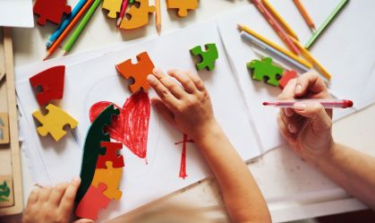 Estudos apontam educação como meio para inclusão de pessoas autistas